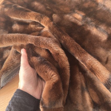 Kožešina rezavěhnědá, synt. na bavlněném podkladu