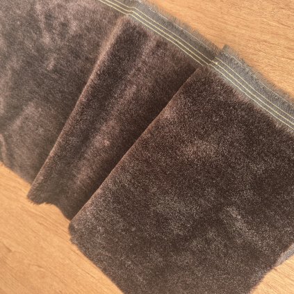 Kožešina hnědá, synt. na bavlněném podkladu