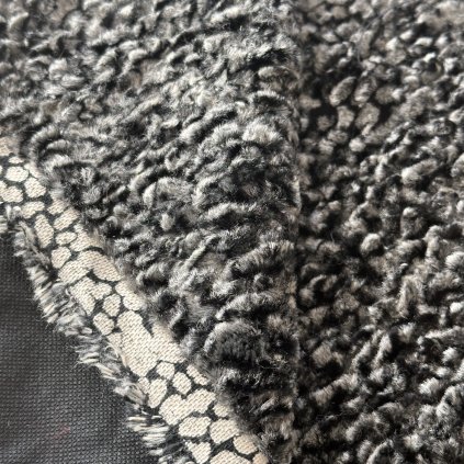 Kožešina beránek černošedý, synt.vl. na bavlněném podkladu 1