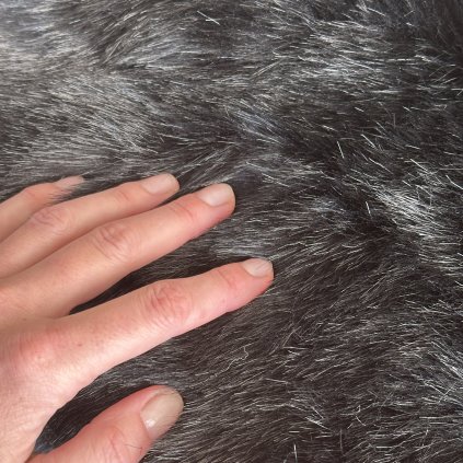 Kožešina sytě černá, synt. na bavlněném podkladu, zbytek