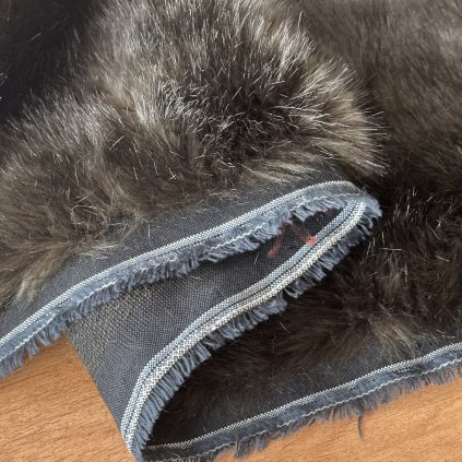 Kožešina temná khaki, synt.vl. na bavlněném podkladu