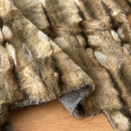 Kožešina béžová, synt. na bavlněném podkladu, 1ks 2x30x50