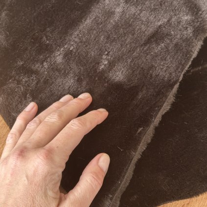 Kožešina tmavě hnědá, synt. vl.