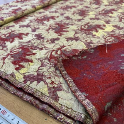 Zlatě červený brokát