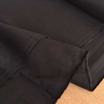 Pevný černý kepr jemně pružný