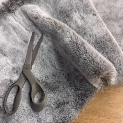 Kožešina sv. šedá, synt. vl na bavlněném podkladu