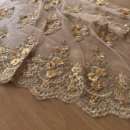 Medově zlatý tyl s výšivkou flitry a korálkami