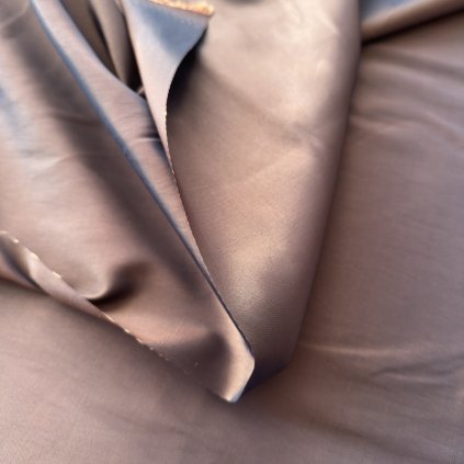 Pevný společenský taft hnědý s okrovou, pes 2