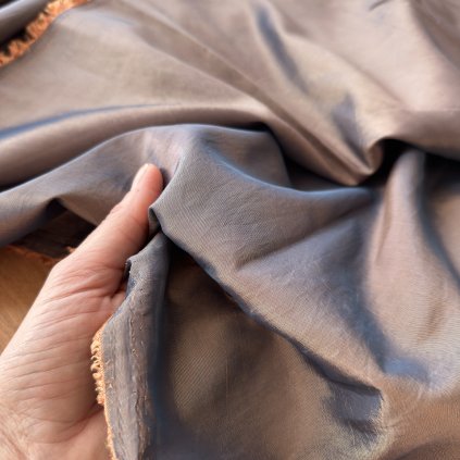 Pevný společenský taft hnědý s okrovou, modré odlesky, pes