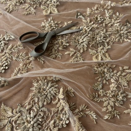 Krémový tyl s těžkou výšivkou a korálky