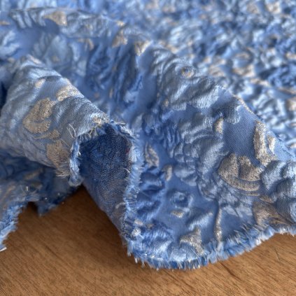 Brokát světle modrý se stříbrnou nití vzor