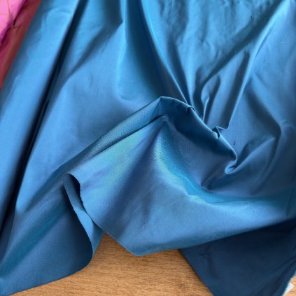 Středně modrý hedvábný taft