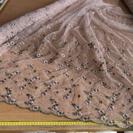 Vyšívaný tyl s kamínky