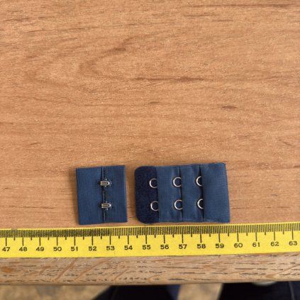 Podprsenkové zapínání navy