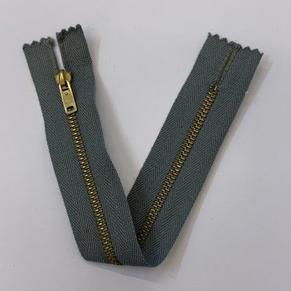Zip šedý 18CM