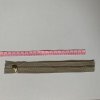 Zip pískově hnědý 18CM