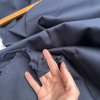 Pevný tmavě modrý twill/kepr, bavlna s elastanem 3