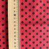 Červené bavlněné plátno s černými puntíky