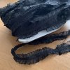 Vzorek - Černá ozdobná pruženka volánek šíře 2cm