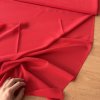 Rudá polyesterová šatovka s krepovou texturou