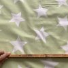 Bavlněné plátno bílé maxi hvězdy na světle zelené