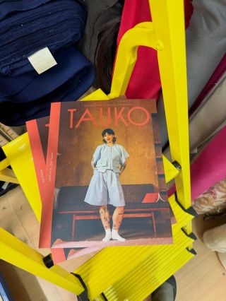 Pěkně se nám to sešlo a i nové číslo @taukomagazine už můžete objednávat v předprodeji na e-shopu. Odesíláme od 20.1. 🤗...