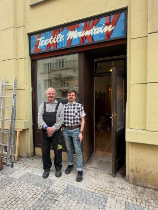 Přátelé, dneska jsme s tím hli! Moc děkujeme za nádhernou vývěsní radost otec&syn @studio.plavecky a zítra se na vás...