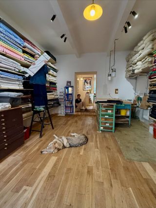 V novém obchodě už se pomalu rozkoukáváme a zabydlujeme. Pořád vychytáváme detaily, doděláváme nedodělané.. ale už se to...