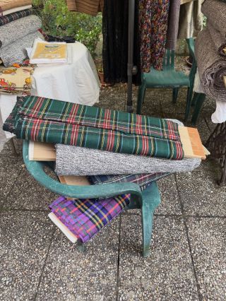 Vintage ručně tkané kostýmové buretové hedvábí ze zahradního odkupu od paní Marie? Najdete ho online! ✨ A jestli nechcete,...
