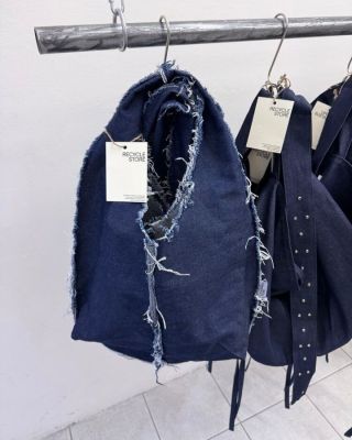 Tak schválně: co mají společného Janov, Giuseppe Garibaldi, američtí kovbojové, taška z Recycle Store a kalhoty od Human...