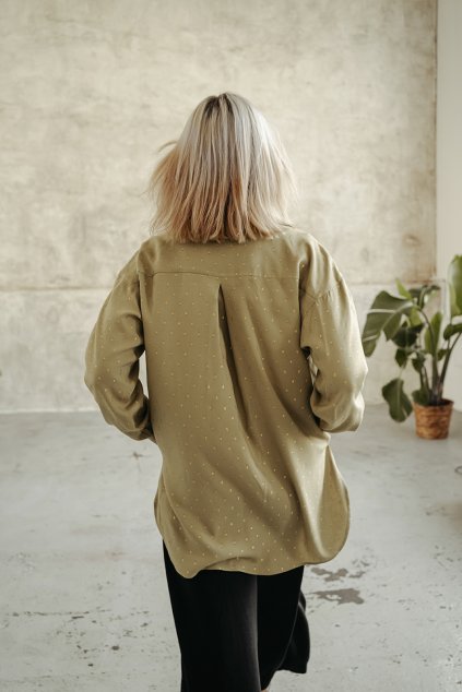 Košile Zlatonka v trávě 1