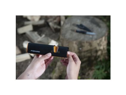 Ostřič nožů, nůžek a seker Fiskars Xsharp