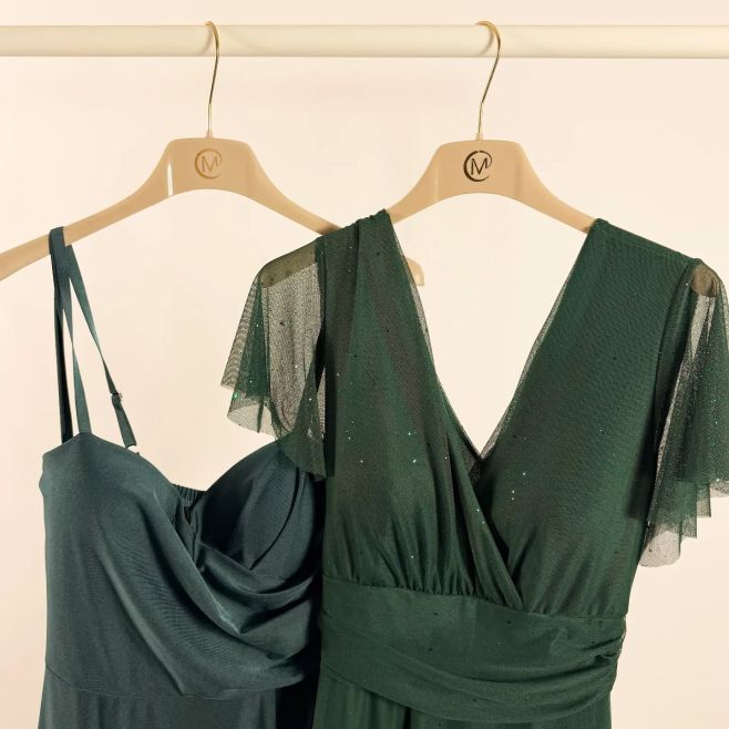 Plesové šaty z předchozího příspěvku, právě teď u nás na prodejně Teza Fashion✨️ Sledujte náš profil, ať Vám neuniknout...