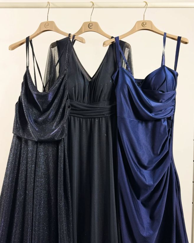 Objevte naši kolekci plesových šatů💙 Na výběr máme z mnoha střihů a barev, kde si vybere každý. Sledujte náš profil, ať...