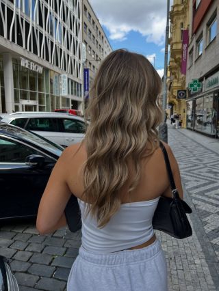 “Clean, seamless and perfectly blended. Airtouch combined with foilyage to create soft dimension, natural brightness and a...