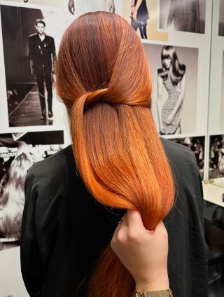Precision, shine and effortless movement. Copper tones refined with a modern, editorial finish. Hair that speaks without...