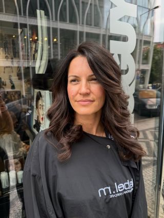 Čokoládově hnědá s hloubkou a přirozeným leskem. 🤎 Sestříhaný střih dodává vlasům lehkost a strukturu, foukaná do objemu s...