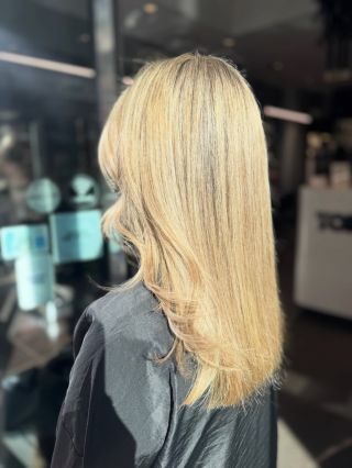 ✨ Mikrohighlights & fresh střih ✨ Jemné prosvětlení pomocí mikrohighlights, tónování do trendy blond odstínu 🤍 Nakonec...