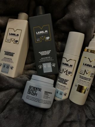 Vaše vlasy si zaslouží víc než jen dobrý den po návštěvě salonu. Udržte si zdraví, lesk i perfektní vzhled díky...