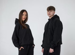 Mikina, co funguje všude – Essentials je základ podzimu. Nakupuj na thebeast.cz 🍂