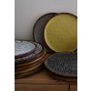 KULATÝ SERVÍROVACÍ TALÍŘ Z MANGOVÉHO DŘEVA, kolekce “Yellow Happiness“