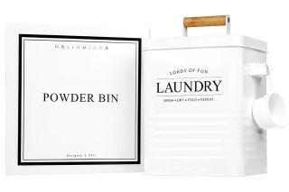 Propadli jsme mu také. Čistému skandinávskému stylu, plnému krásných nadepsaných plechových krabiček značky Calindiana,...