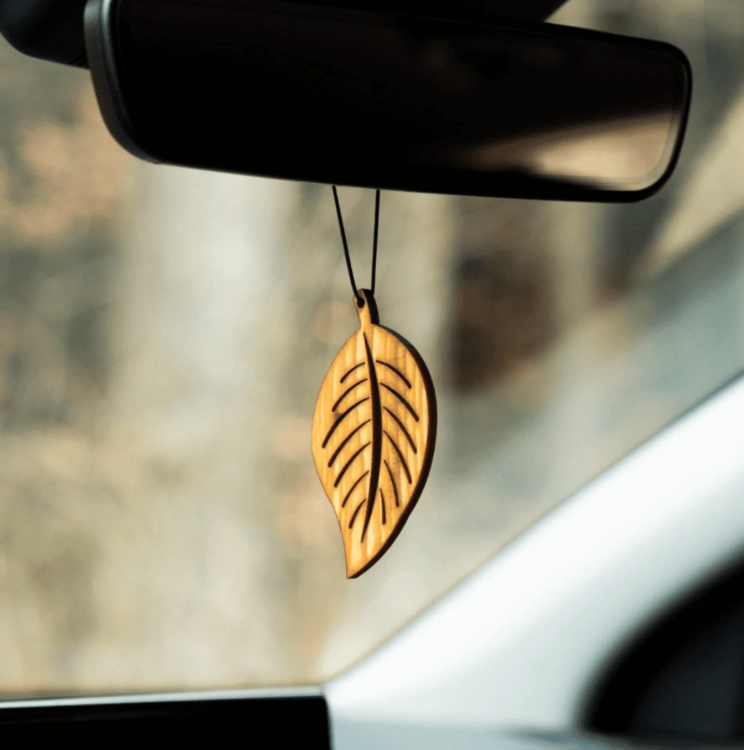 Produkty The Leaf a detail dřevěného nosiče vůně