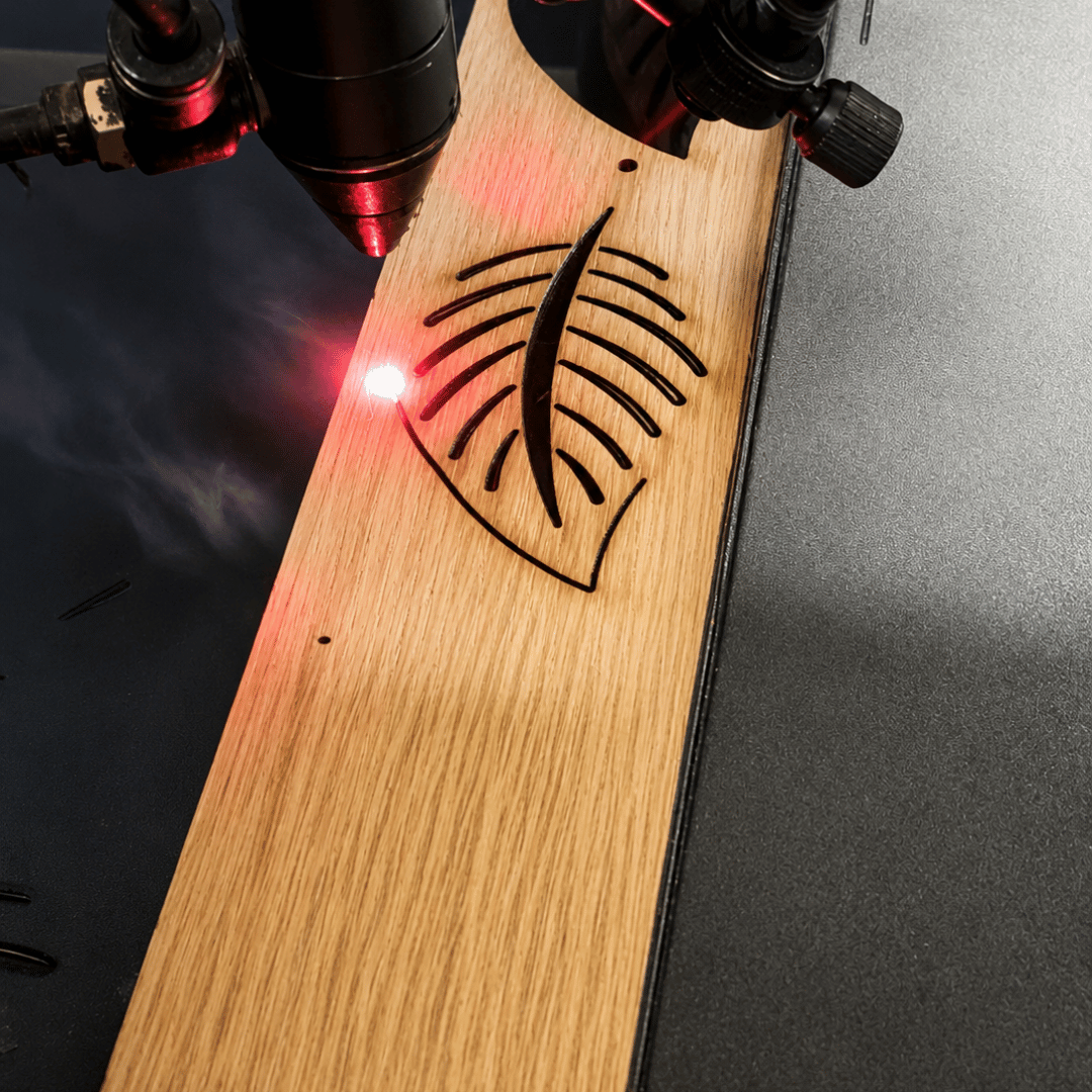 Kontrola detailů dřevěného produktu The Leaf