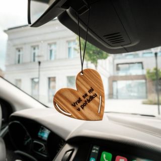 ❤️ Každá cesta začíná i končí u těch, na kterých nám záleží. ❤️ Naše dřevěné srdce do auta není jen vůně – je to tichá...