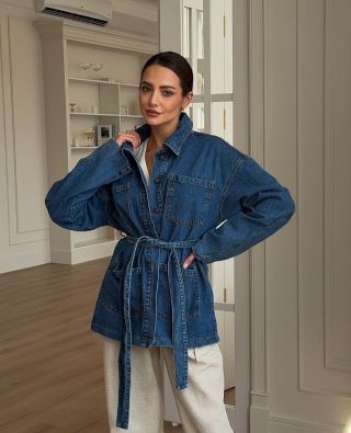 Lehká, univerzální a vždy stylová. Džínová bundička z čisté bavlny – celoroční must-have pro minimalistický šatník. 💙...