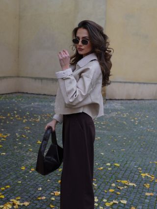 Představujeme vám novinku - Autumn Muse. Pohodlnou cropped koženkovou bundičku s měkkým “ovčím” vnitřkem. 🐑 Snadno...