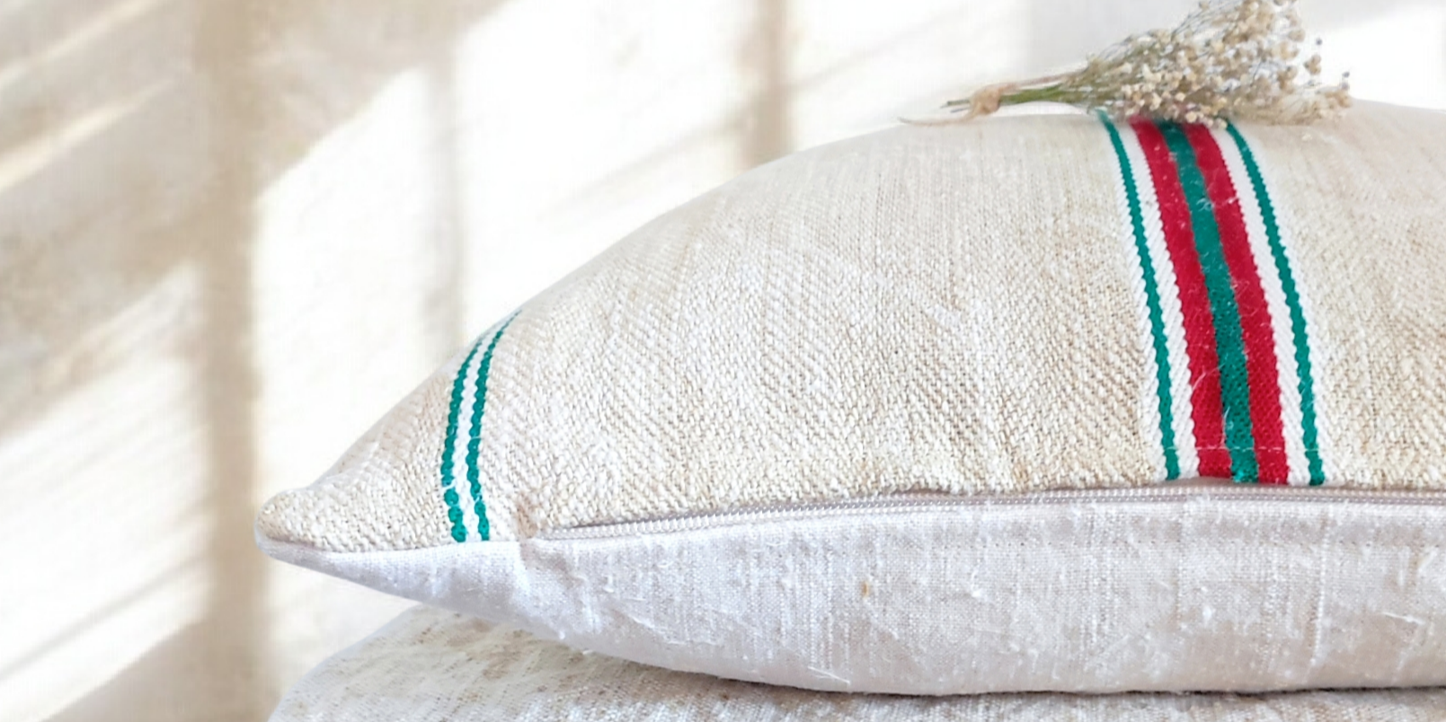 Régi zsákvászonból készült párnahuzat piros és zöld csíkkal