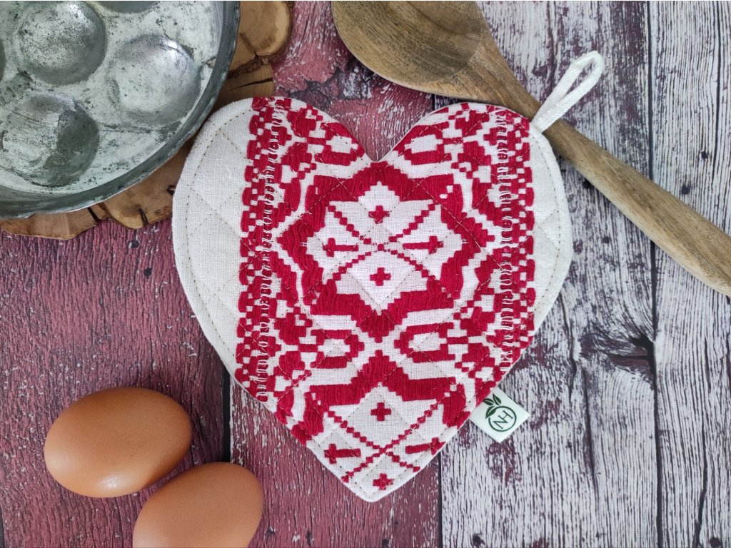 régi szőttes lenvászonból készült szív alakú edényfogó középen vastag piros virágos szeldelt szövéssel