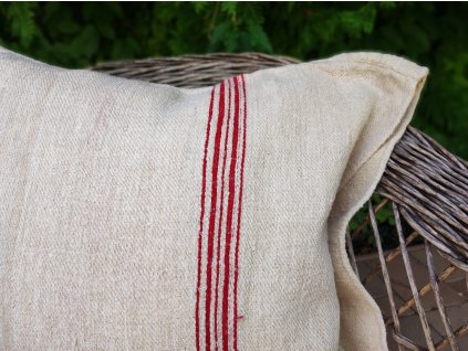 régi zsákvászon párnahuzat piros csíkokkal az egyik oldalán